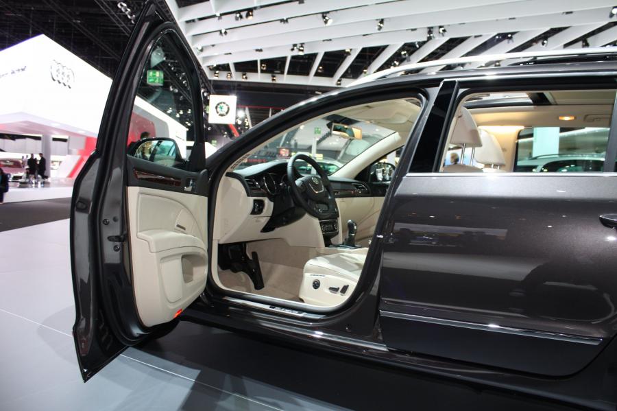  Skoda Superb Combi 2010 года  (фото 2 из 19)